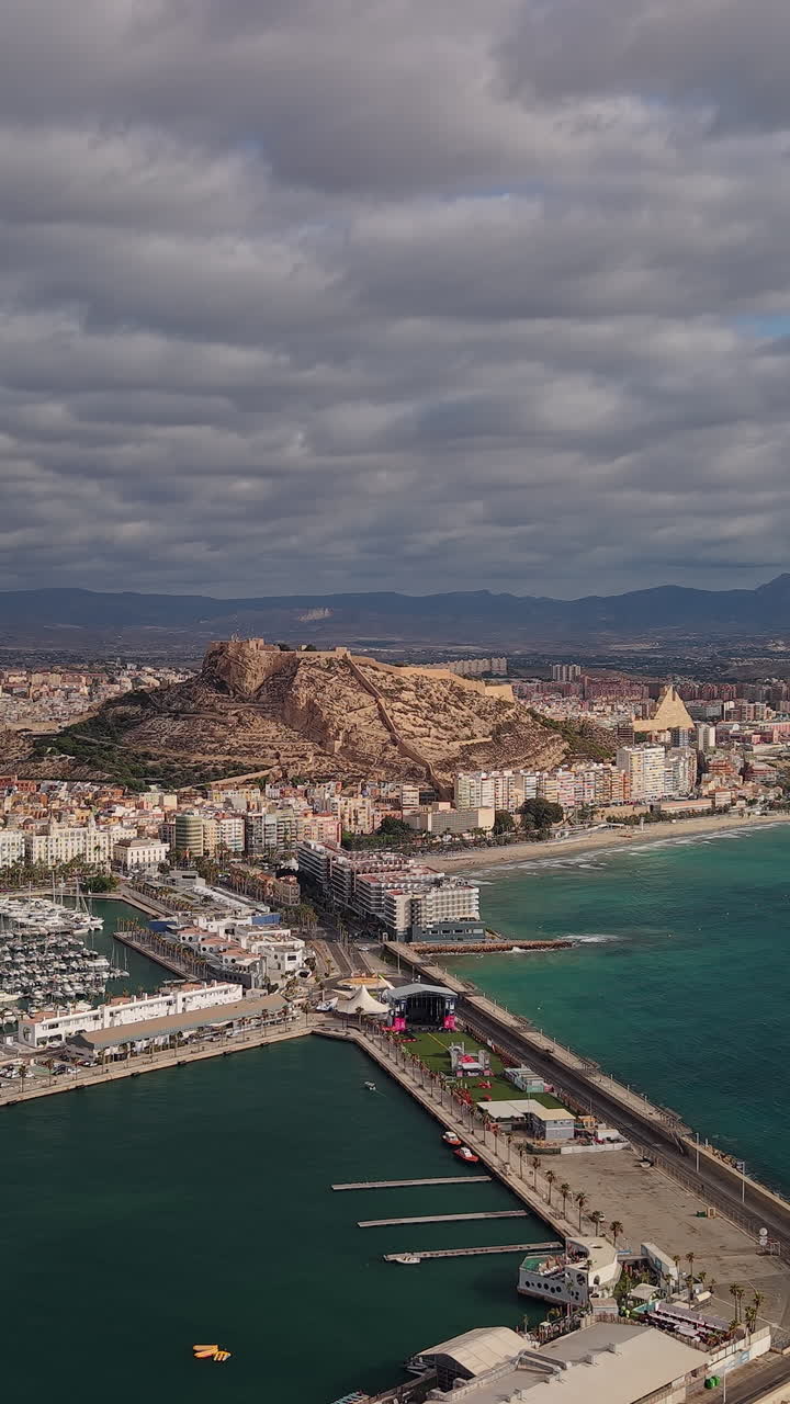 Vista aerea della spiaggia del porto turistico di Alicante e del Castello di Santa Barbara sulla Costa Blanca, Spagna