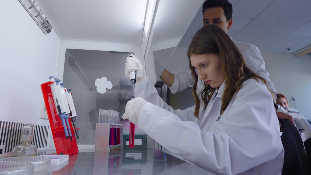 dos científicos trabajando en un laboratorio