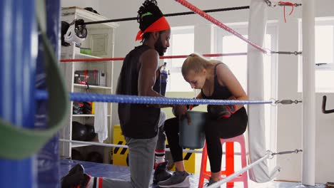 boxeadora relajándose en el ring de boxeo 4k