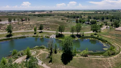 Un-Dron-Se-Eleva-Para-Revelar-En-El-Parque