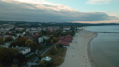 Vista-Aérea-Con-Ciudad-Balneario-Y-Playa-De-Arena-A-Orillas-Del-Mar-Báltico