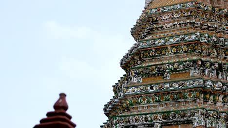 vistas de cerca de los intrincados mosaicos de wat arun