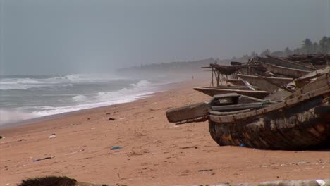 olas y barcos de pesca en la playa