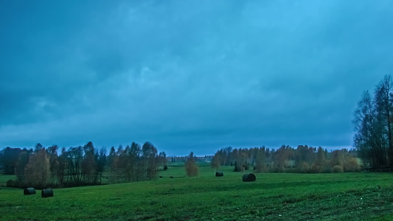 rollo de paisaje de nubes oscuras sobre prados verdes vibrantes, lapso de tiempo de fusión