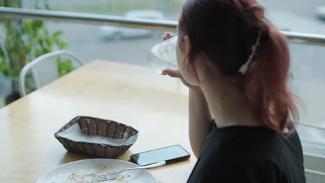 카페에서 물을 마시는 여자