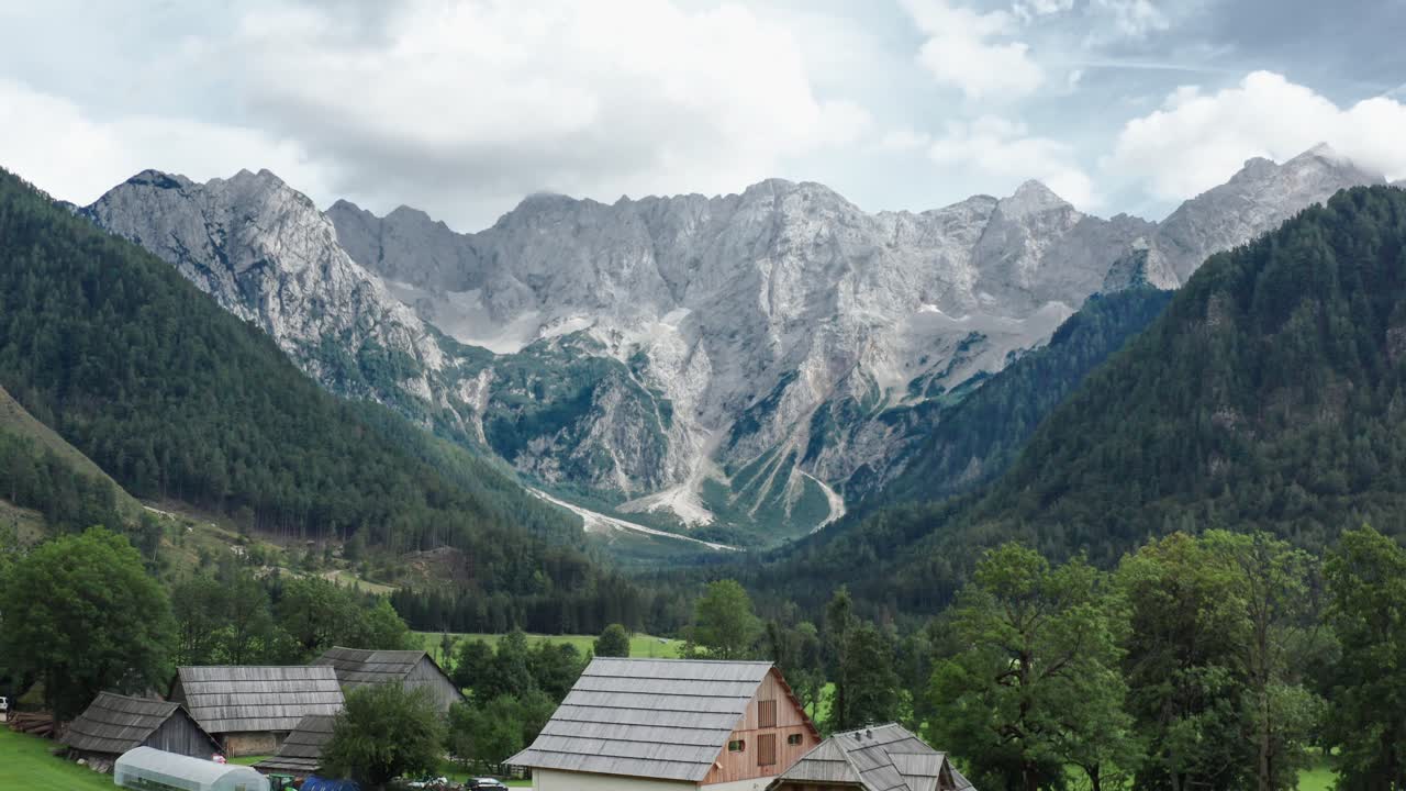 vista aérea del valle alpino con granja rústica en frente, jezersko, eslovenia, alpes europeos, paisaje montañoso escénico
