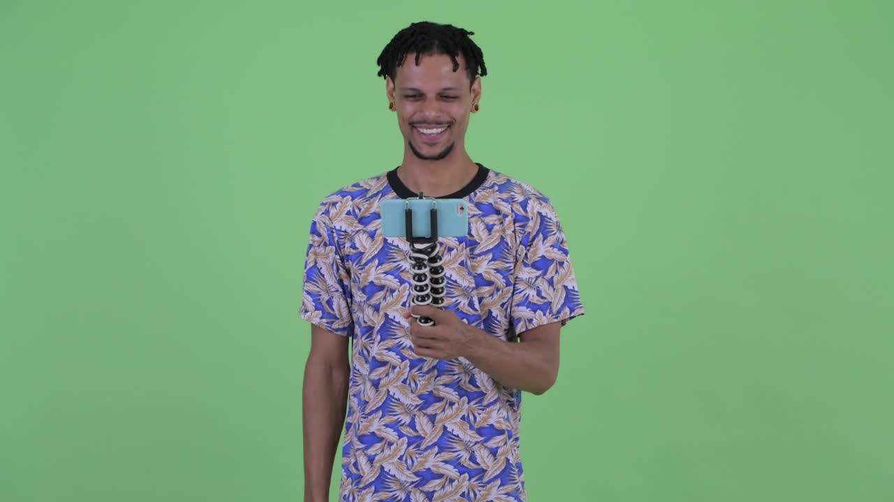 giovane uomo africano bello con i dreadlocks