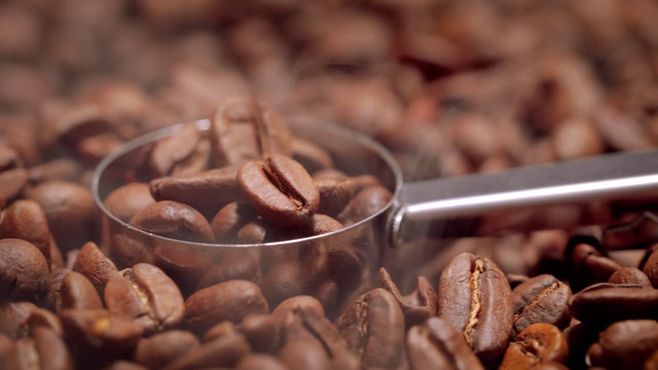 커피 씨 ⁇ 의 가까운. 향기로운 커피  ⁇ 은 구워진 연기가 커피  ⁇ 에서 나온다.