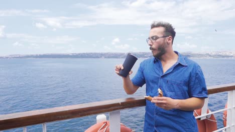 Joven-Viajando-En-Barco-En-Cámara-Lenta.