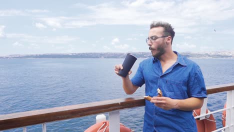 joven viajando en un barco en cámara lenta.