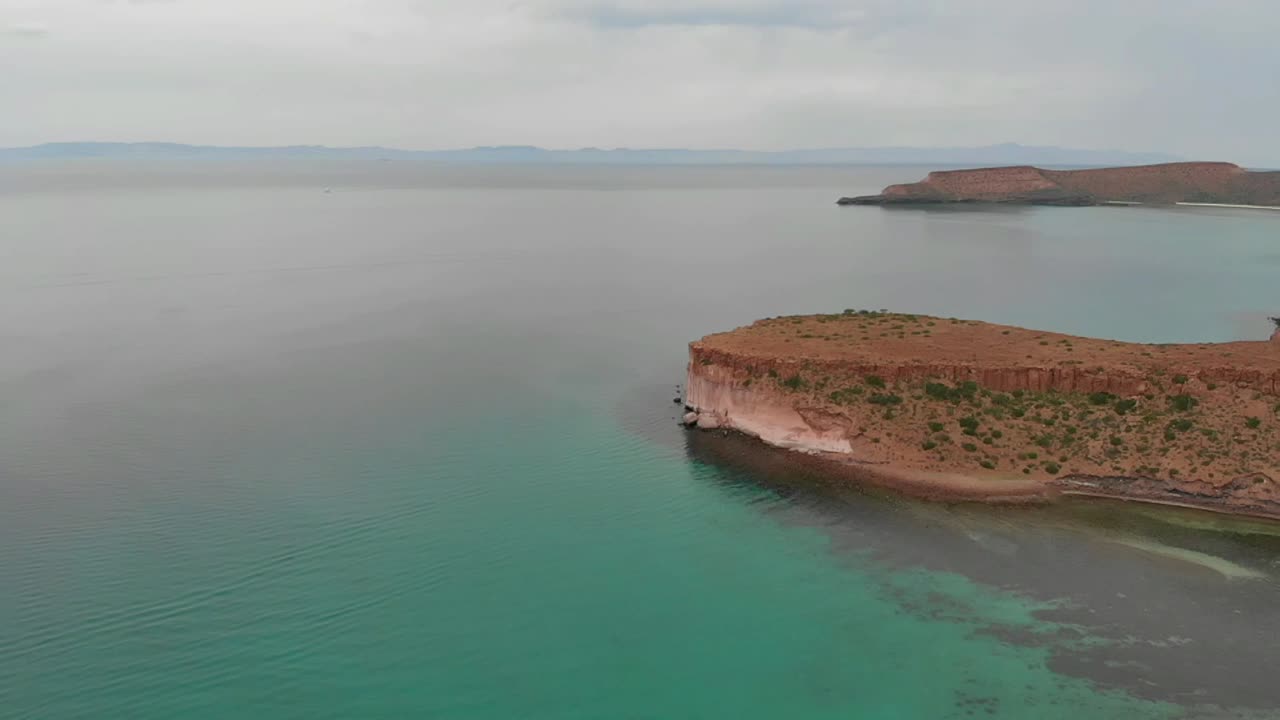 바하 캘리포니아 쉬르의 에스피리투 산토 섬 위에서 앞뒤로 보기