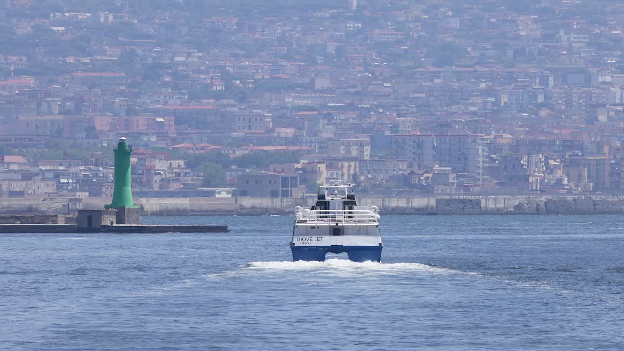 un barco se acerca al puerto de nápoles, italia
