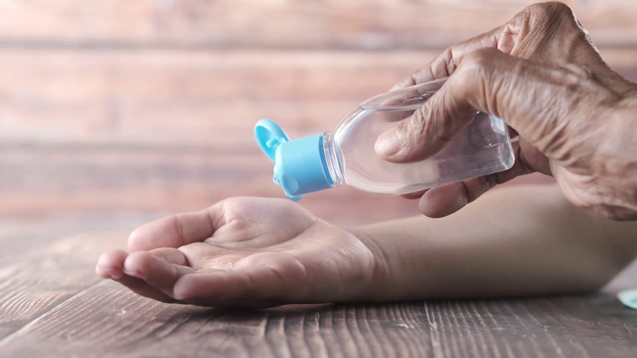 aplicación de desinfectante para las manos