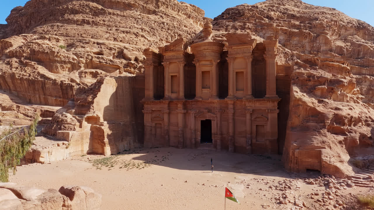 Prise de vue panoramique vers la droite du Monastère sur le site archéologique de Pétra