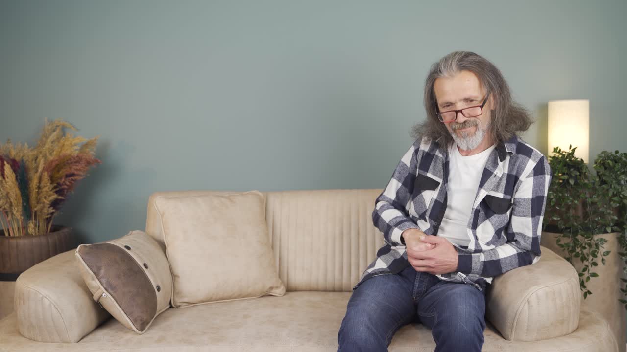 L'uomo che promuove indica di lato e ride