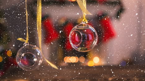 animación de la nieve cayendo sobre las bolas de navidad