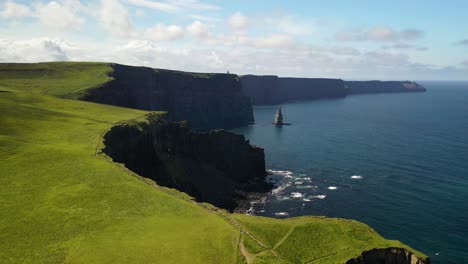 acantilados de moher verano famoso destino turístico sendero para caminar, antena