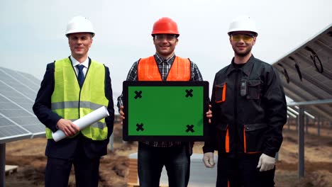 la gente cerca de los paneles solares con chromakey