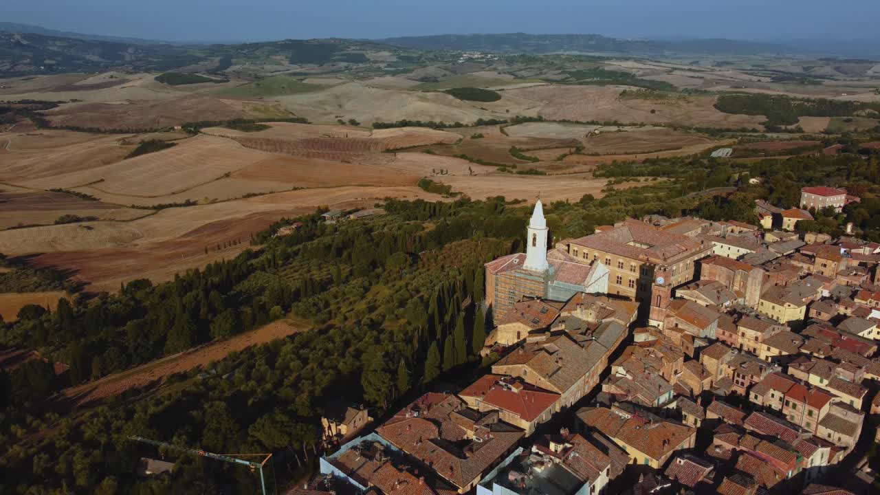 vuelo sobre pienza, un hermoso pueblo antiguo en el corazón de val d' orcia cerca de siena en toscana, italia, una obra maestra de la arquitectura histórica mediterránea en el paisaje idílico