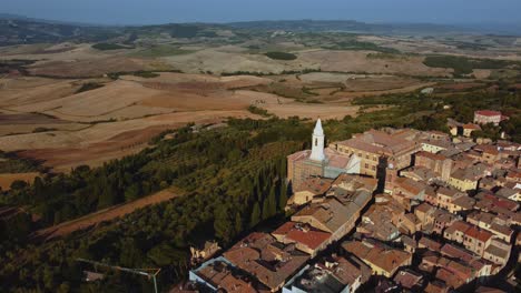 Vuelo-Sobre-Pienza,-Un-Hermoso-Pueblo-Antiguo-En-El-Corazón-De-Val-D&#39;-Orcia-Cerca-De-Siena-En-Toscana,-Italia,-Una-Obra-Maestra-De-La-Arquitectura-Histórica-Mediterránea-En-El-Paisaje-Idílico