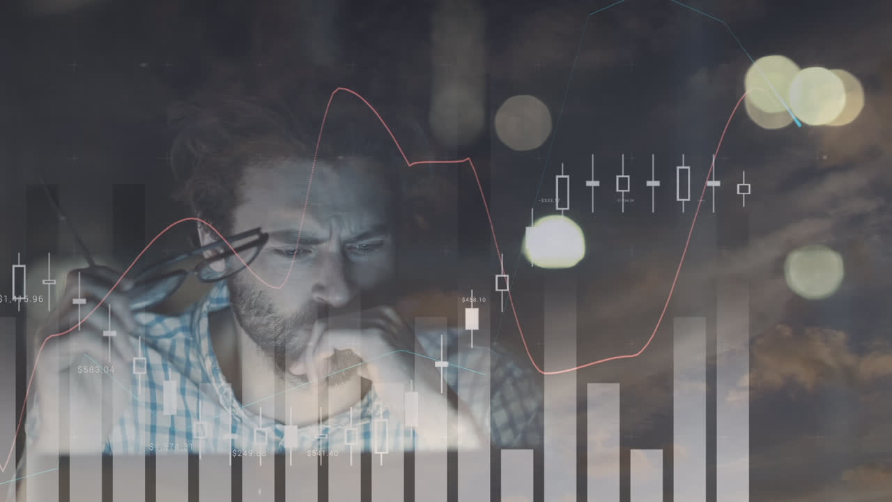 밤에 사무실에 있는 백인 사업가에 대한 금융 데이터 처리 애니메이션