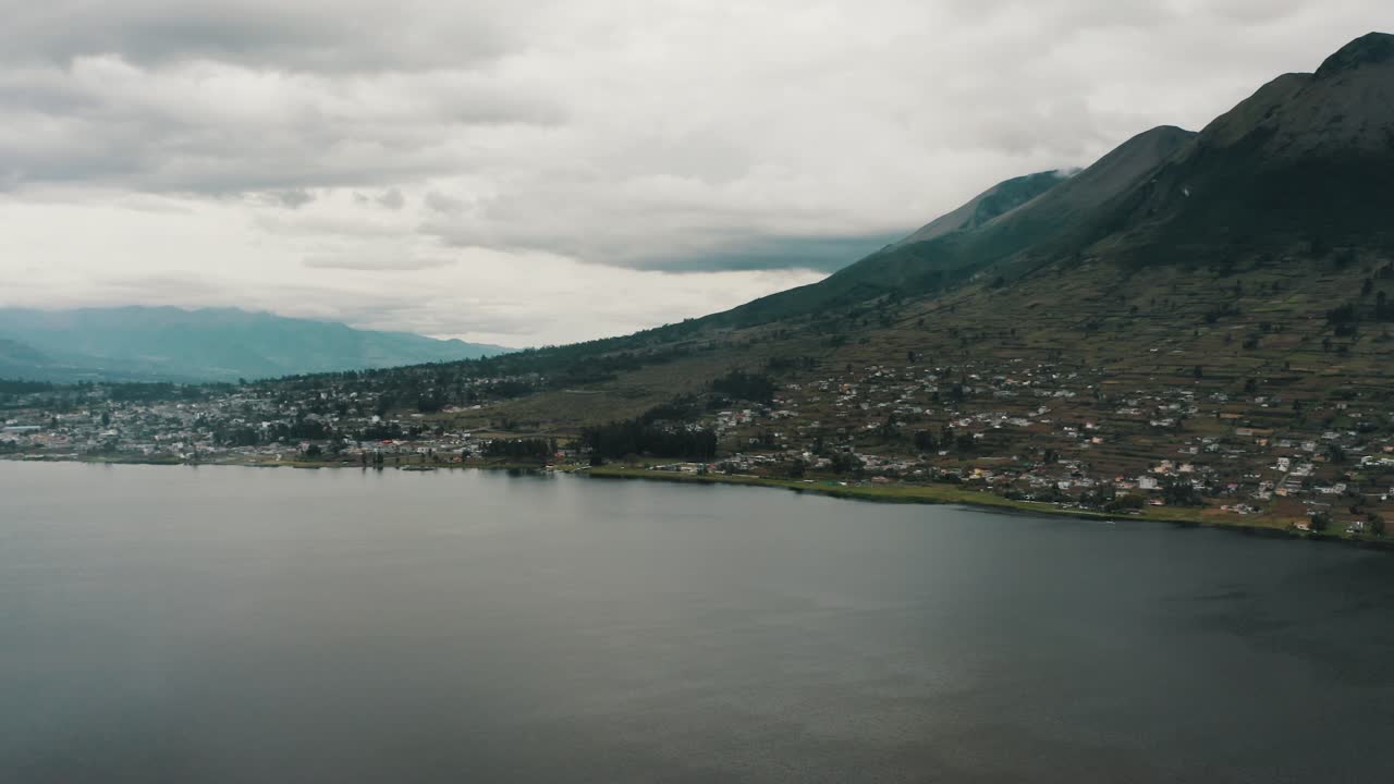 la laguna de san pablo y la ciudad de la ladera con las alturas del volcán imbabura en otavalo, ecuador