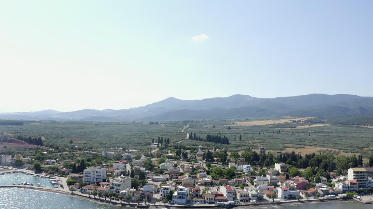 vista aérea del puerto de la aldea de agia marina en la costa griega del egeo