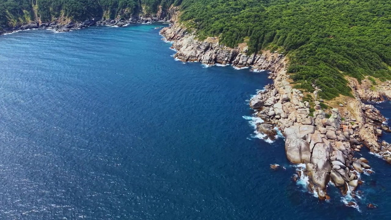 Litorale con acqua e rocce durante il giorno.