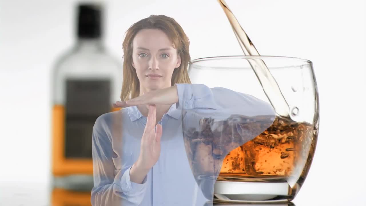 animación de vidrio y botella sobre las mujeres