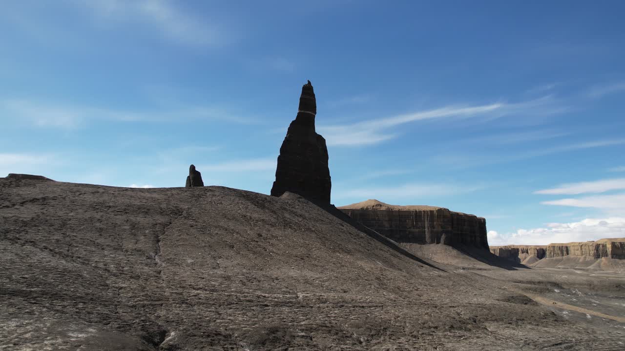 tomada de avión no tripulado de long dong plata, piedra arenisca negra formación de roca de aguja en el paisaje de utah estados unidos
