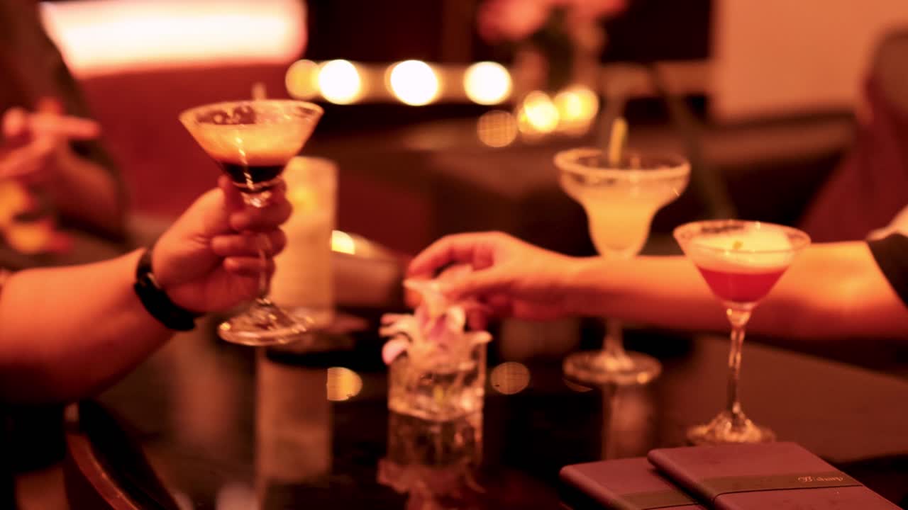 amici che si godono dei cocktail in un ambiente accogliente