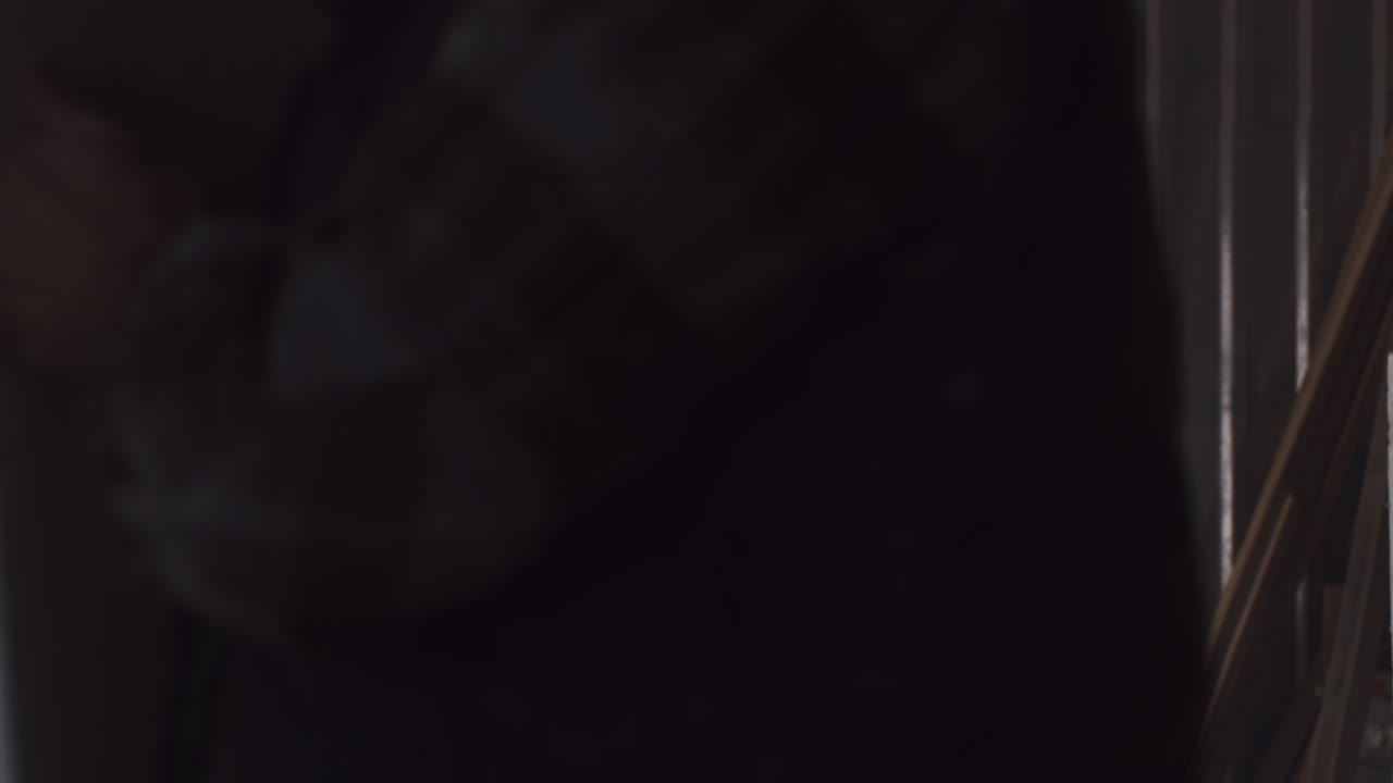 строительные работники, работающие с изоляционным материалом