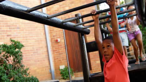 un escolar colgado en un estante de monos.
