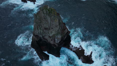 Vista-Superior-De-Rocas-Volcánicas-Masivas-En-Ponta-De-Sao-Lourenco-En-El-Este-De-Madeira,-Portugal