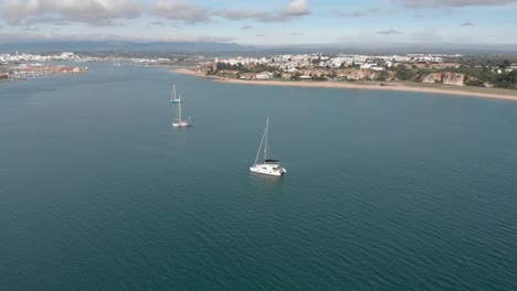 Segelyachten-Im-Mittelmeer-Vor-Der-Küste-Von-Portimao-In-Portugal,-Luftaufnahme