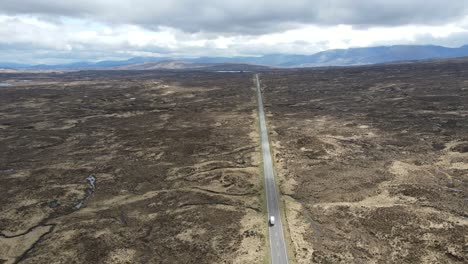 vista aérea de la carretera a82 hacia el valle de glencoe