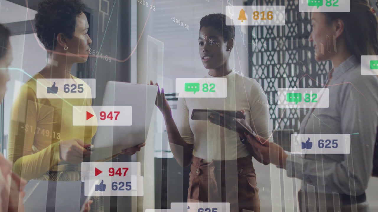animación de barras de notificación, gráficos, diversas compañeras de trabajo discutiendo informes en la oficina