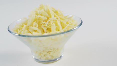 queso rallado en un tazón