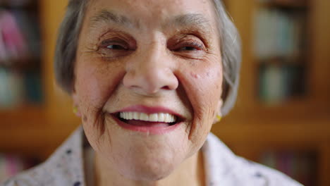 Cara-Feliz,-Sonriente-Y-De-Mujer-Mayor-Con-Sabiduría