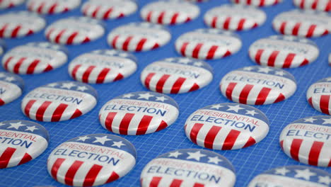 Animación-Del-Texto-De-Las-Elecciones-Presidenciales-Insignias-De-Pin-De-Botón-De-Bandera-Americana-Sobre-Fondo-Azul