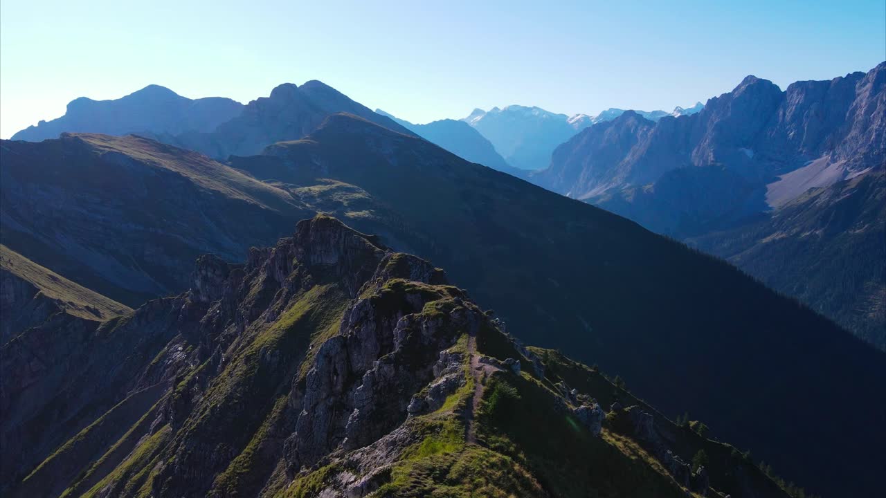 vuelo cinemático en los alpes