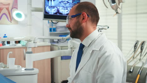 Close-up-of-stomatologist-talking-with-woman