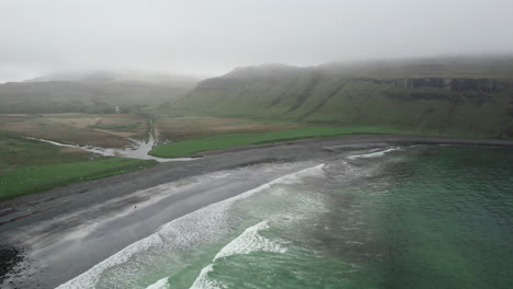 Toma-Aérea-De-Olas-Del-Océano-Atlántico-En-Una-Playa-De-Grava-En-La-Bahía-De-Talisker-En-Escocia