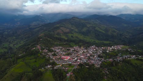 tiro de drone de un pequeño pueblo en colombia, llamado salento