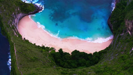 Tropical-Kelingking-lagoon-paradise-with-people-enjoying-the-beach