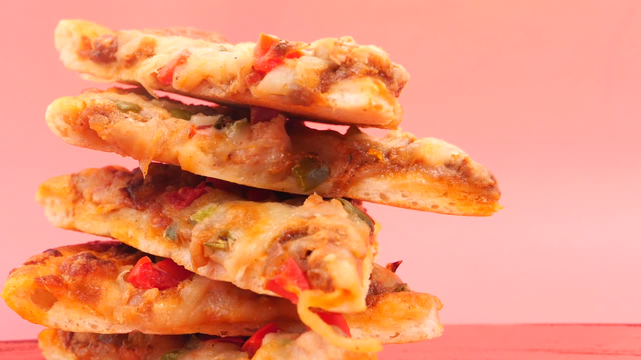 сложенные кусочки пиццы