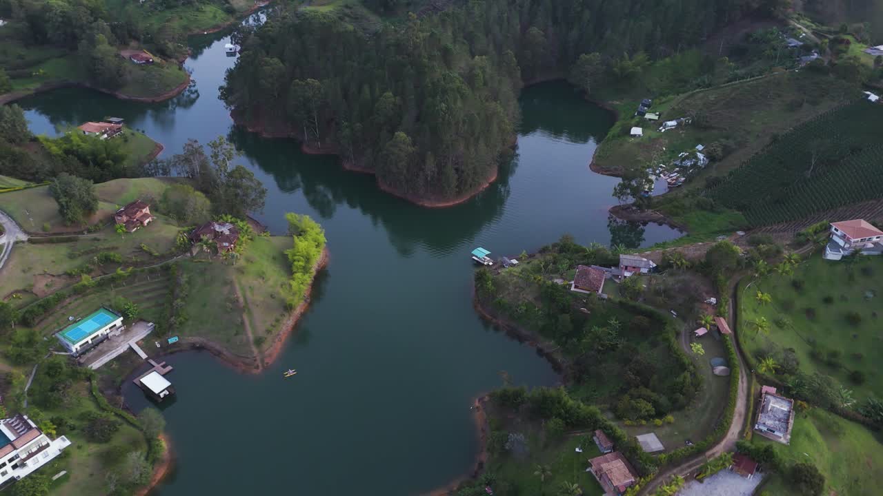casas a orillas de lagos en los ríos de la ciudad de guatape, colombia, vista aérea de drones