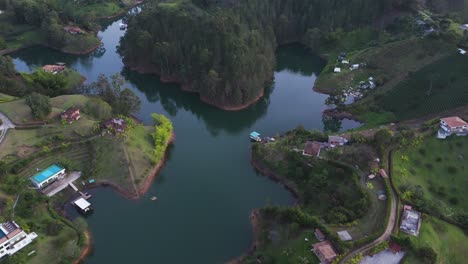 Casas-Junto-Al-Lago-En-Los-Ríos-De-La-Ciudad-De-Guatape,-Colombia,-Vista-Aérea-De-Drones