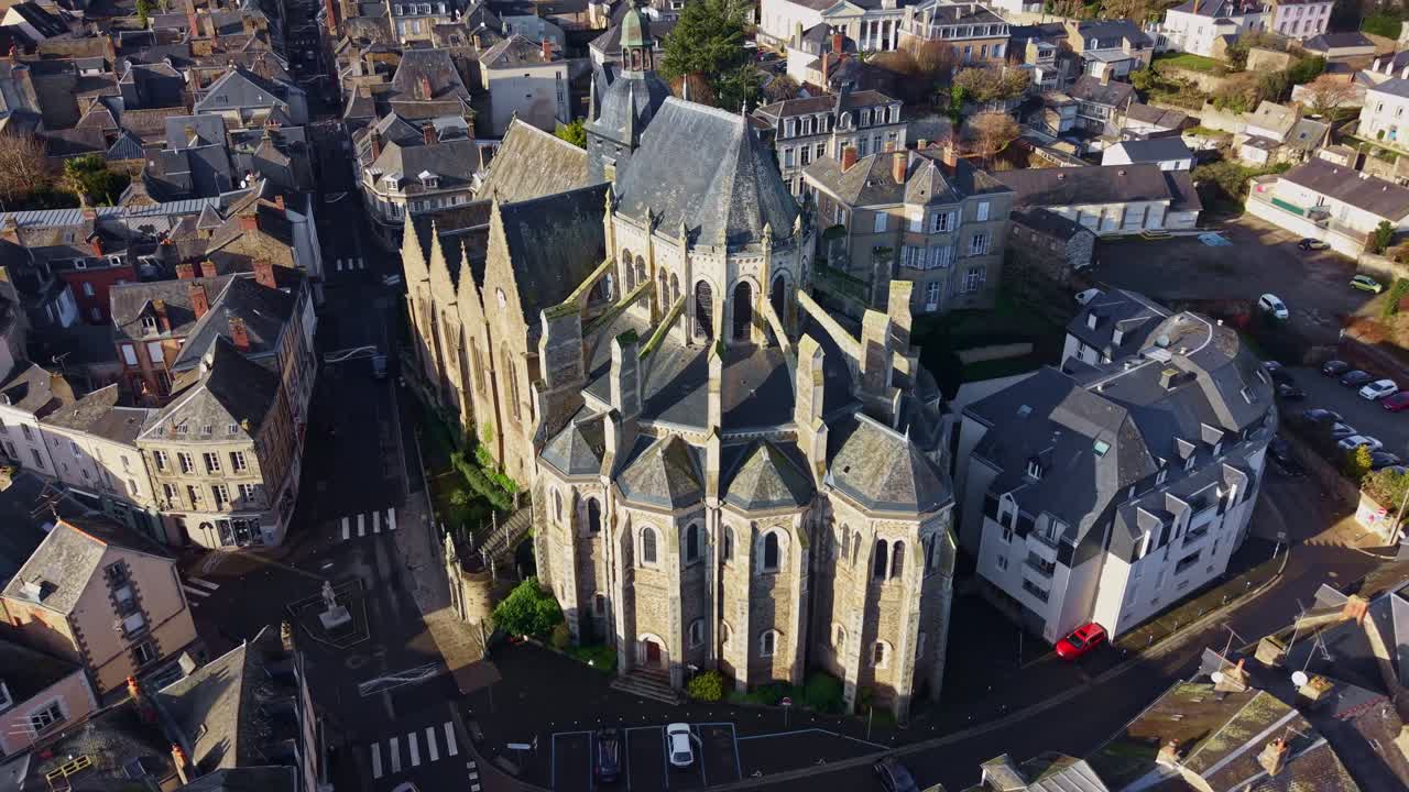Fransa'daki Mayenne şehir manzarası, Mucizeler Notre Dame Bazilikası. Yükselen ve aşağı eğimli drone çekimi.