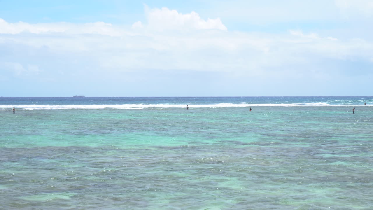 흐린 푸른 하늘 아래 투명하고 결정질 바다의 어부